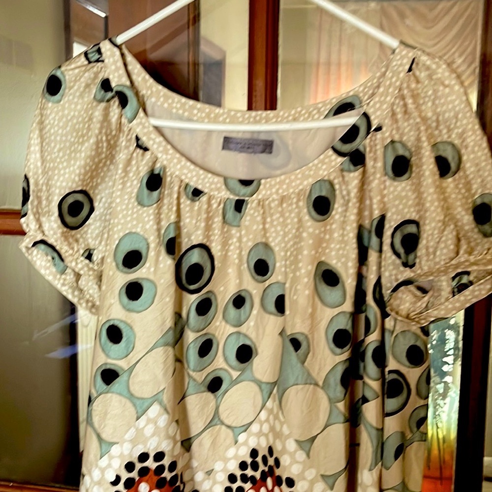 Round neck line with a balloon hemmed dress